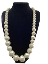 Chunky pearl necklace